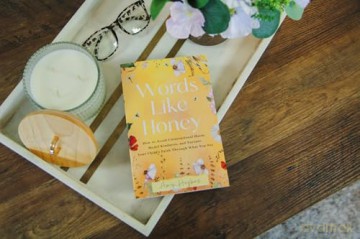 Words Like Honey: How to Avoid Unintentional Harm, Model Kindness, and Nurture Your Child's Faith Through What You Say - Amy Hughes [KSIĄŻKA]