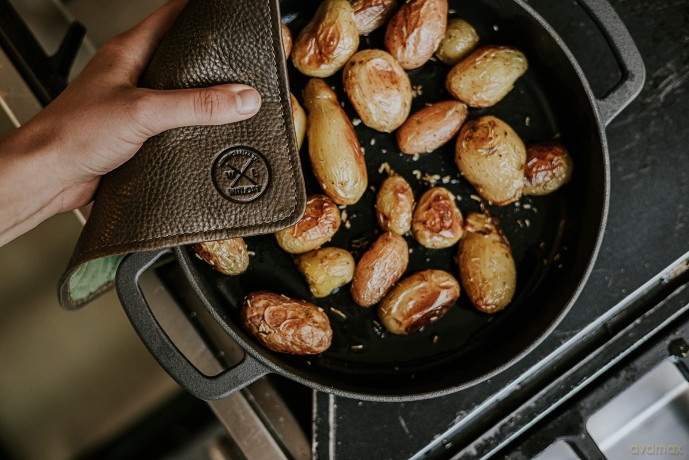 Combekk - Sous-Chef Double Handle Cast Iron Frying Pan, 24 cm