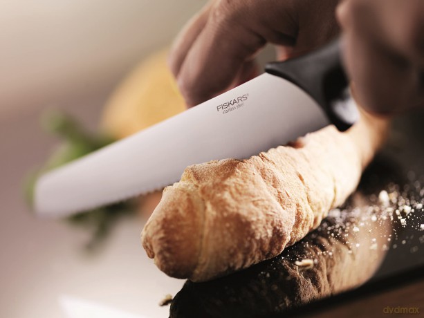 Fiskars - Essential Bread Knife - 23 cm
