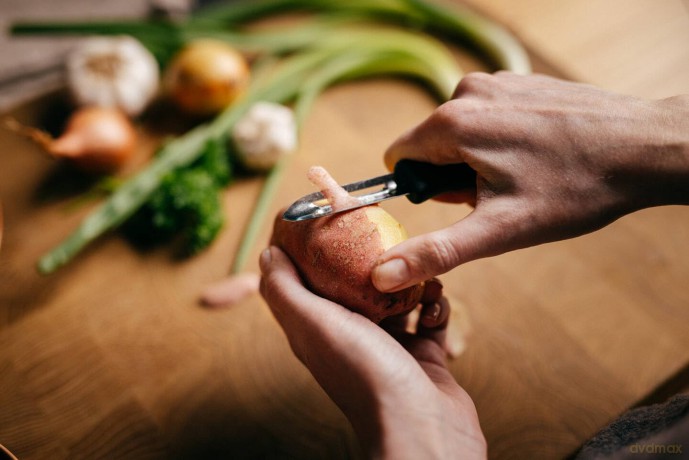 Fiskars - Essential Peeler - 6 cm