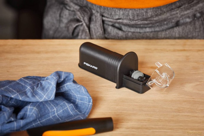 Fiskars - Essential Roll-Sharp Knife Sharpener