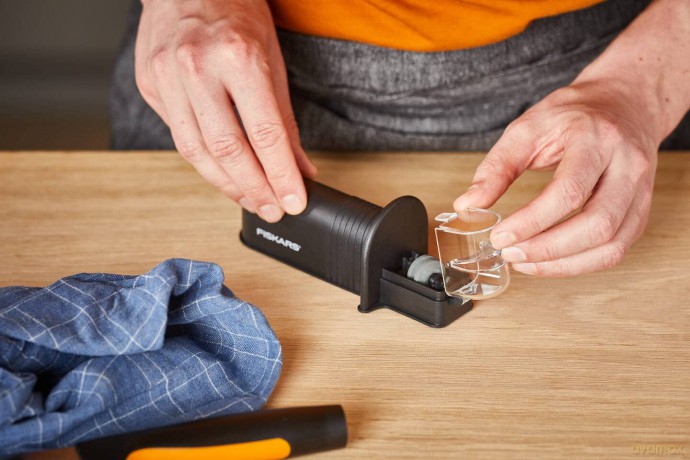 Fiskars - Essential Roll-Sharp Knife Sharpener