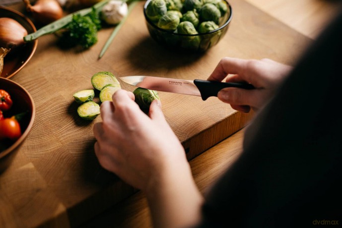 Fiskars - Essential Vegetable Knife