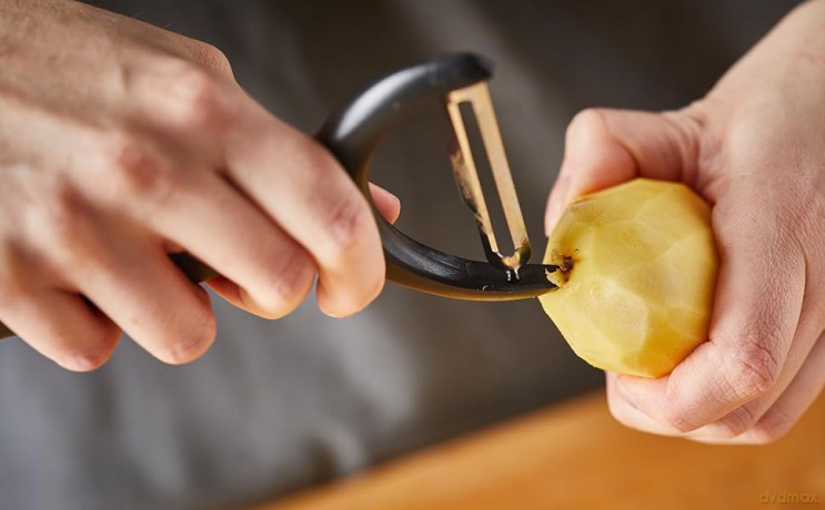 Fiskars - Essential Y-Shaped Peeler - 6 cm