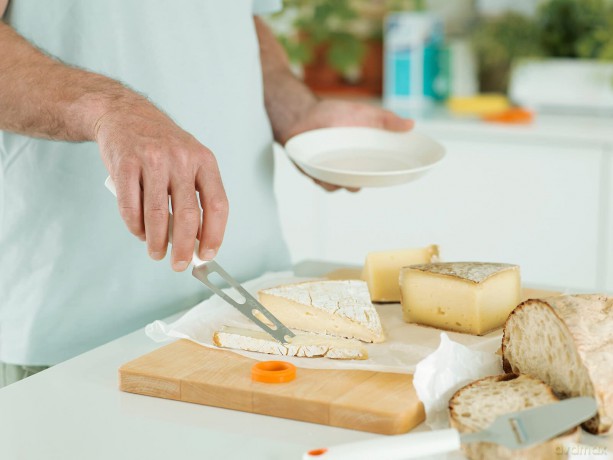 Fiskars - FunctionalForm Cheese Knife - White - Elegant and Precise Cheese Serving
