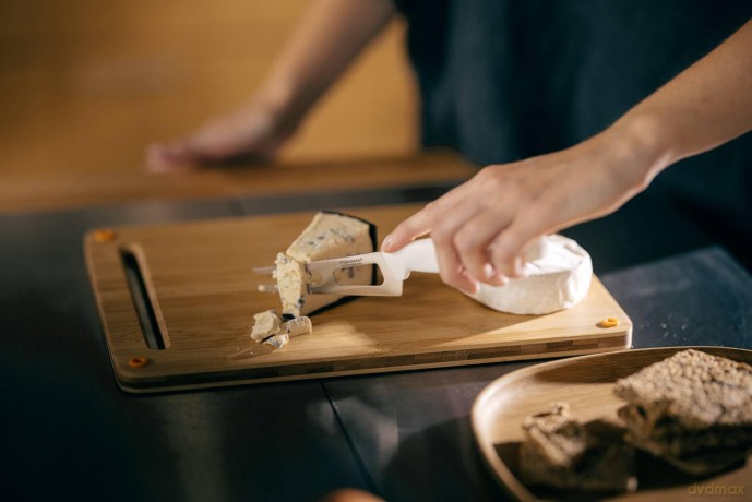 Fiskars - FunctionalForm Cheese Knife - White - Elegant and Precise Cheese Serving