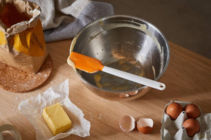 Fiskars - FunctionalForm Dough Scraper - Easy Dough Cutting and Handling