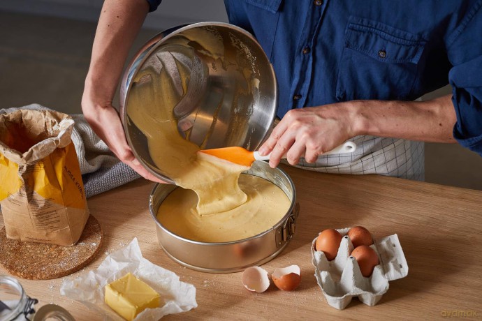 Fiskars - FunctionalForm Dough Scraper - Easy Dough Cutting and Handling
