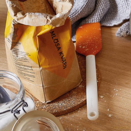 Fiskars - FunctionalForm Dough Scraper - Easy Dough Cutting and Handling
