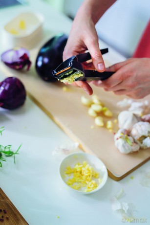 Fiskars - FunctionalForm Garlic Press