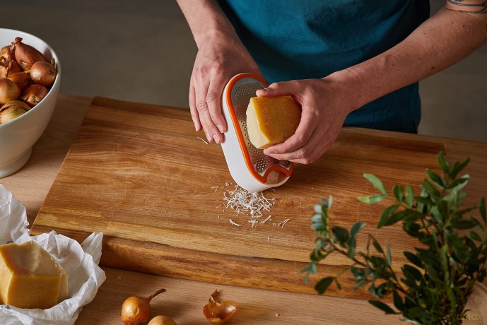 Fiskars - FunctionalForm Grater with Container