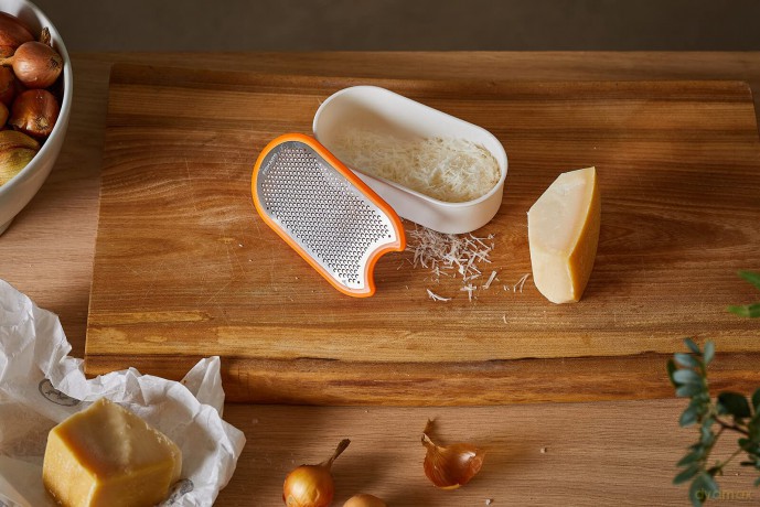 Fiskars - FunctionalForm Grater with Container