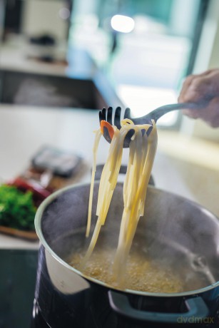 Fiskars - FunctionalForm Pasta Spoon - Easy Pasta Serving