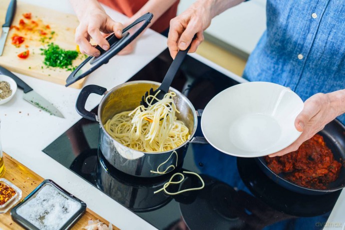 Fiskars - FunctionalForm Pasta Spoon - Easy Pasta Serving