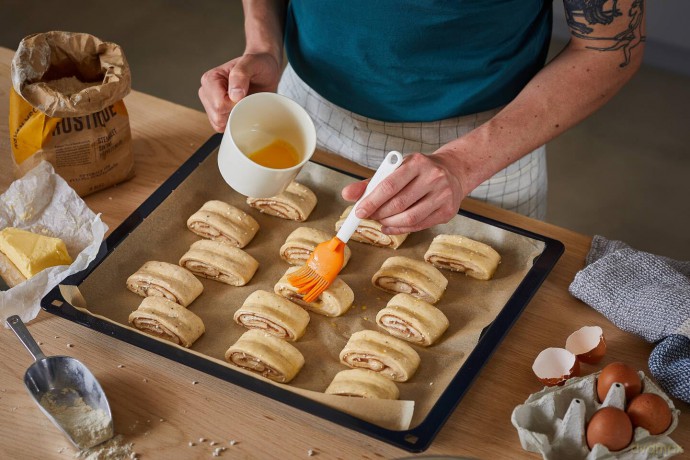 Fiskars - FunctionalForm Silicone Baking Brush 18.5 cm - Perfect for Glazing and Basting