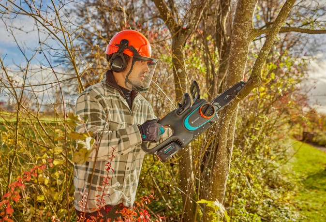 Gardena - Chainsaw PowerSaw 250/18V Ready-To-Use - Battery-Powered with 18V P4A Battery - 25 cm chain bar