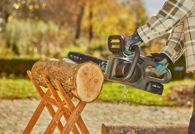 Gardena - Chainsaw PowerSaw 250/18V Ready-To-Use - Battery-Powered with 18V P4A Battery - 25 cm chain bar