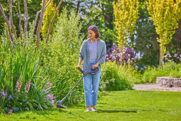 Gardena - GARDENA EasyTrim 25 18V Set 2.0 Ah Grass Trimmer with 18V P4A Battery - 25 cm cutting arc