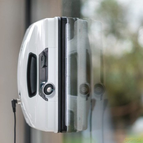 Hobot - 2S window cleaning robot - compact and lightweight