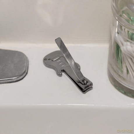 Kikkerland - Guitar Nail Clipper - 3.25 cm x 8 cm x 1.75 cm