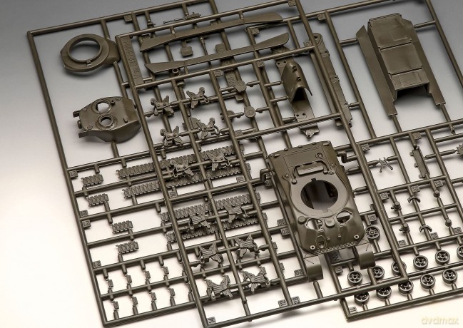 REVELL - Model Set Sherman M4A1 1:72