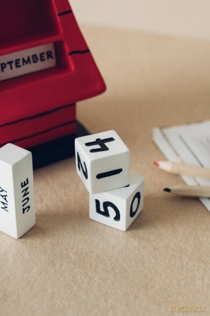 Wieczny kalendarz dekoracyjny Peanuts Snoopy Doghouse