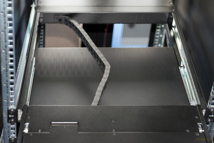 Konsola 17 LCD z touchpad KVM 8 portów 1U komplet kabli (8xDS-19231) klawiatura US