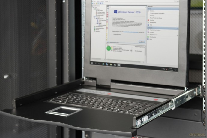 Konsola 19 LCD z touchpad KVM 8 portów 1U komplet kabli (8xDS-19231) klawiatura US