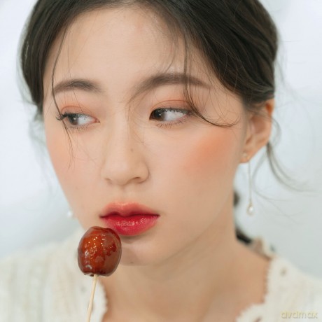 Lip gloss (Juicy Lasting Tint) 5.5 g - Shade: 07 Jujube