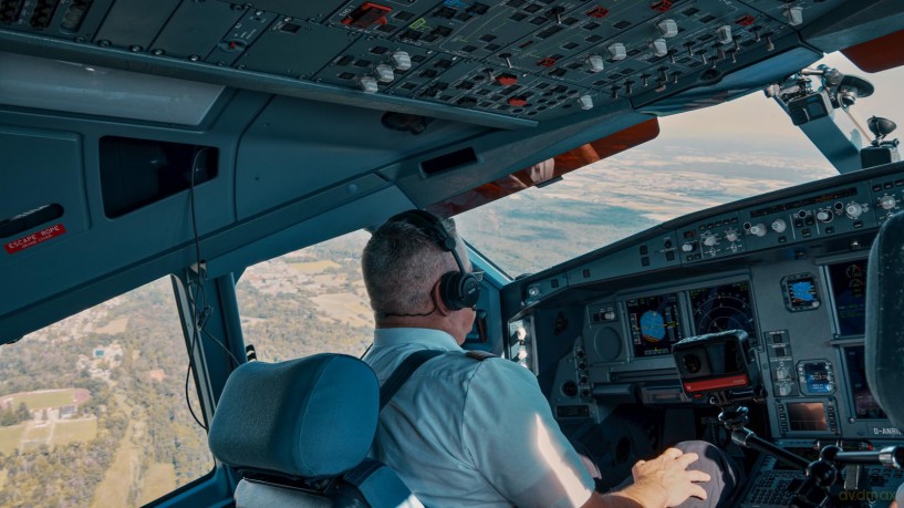 PilotsEYE.tv | MAURITIUS | Condor A330neo | 'From Purser to Pilot' [DVD]