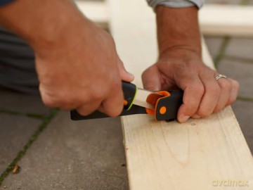 Fiskars - Heavy Duty Knife with Sharpener
