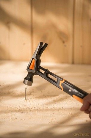 Fiskars - IsoCore Finishing Hammer - M - 16oz/13.5 inches