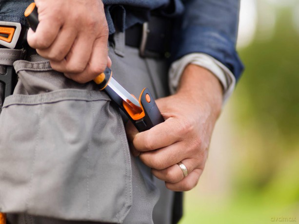 Fiskars - Universal Knife with Sharpener