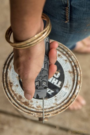 Gerber Multi-Tool with 7 Functions, Knife with Smooth Blade and Belt Clip, Lockdown Slim Pry, Cast Iron