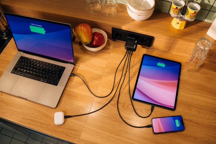Verbatim - 100WGaN Charger, 3 Port US plug with EU and UK adaptors