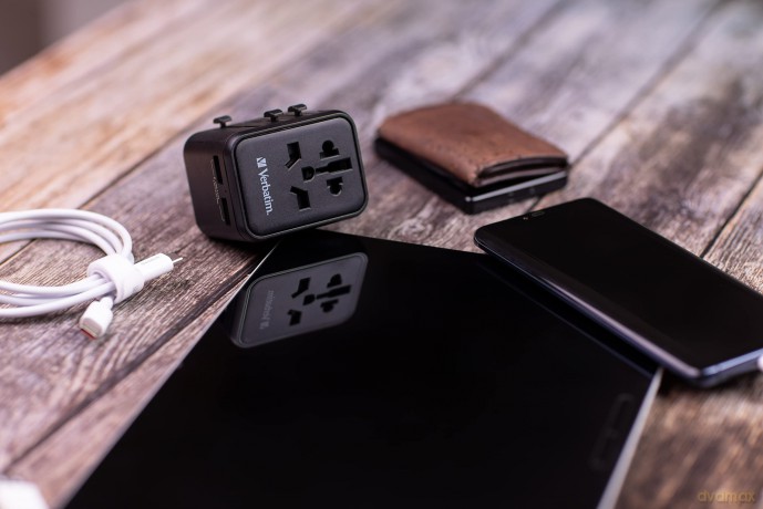 Verbatim - Universal Travel Adapter UTA-01 with 2xUSB Charger