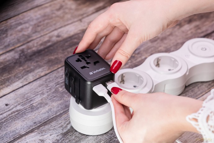 Verbatim - Universal Travel Adapter UTA-01 with 2xUSB Charger