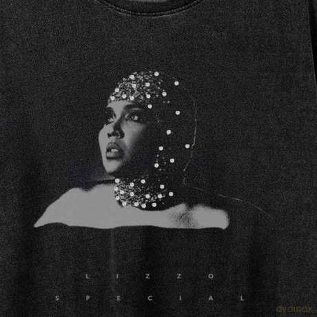 Lizzo: Unisex T-Shirt: Special B&W Photo (Black) (Wash Collection) (XX-Large)