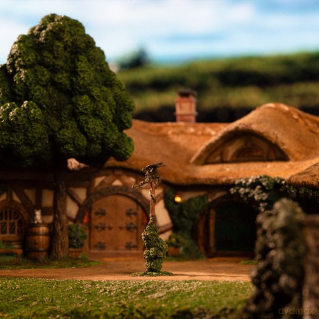 Lord of the Rings Statue The Green Dragon Inn