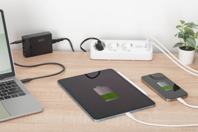 Listwa zasilająca biurkowa, 3 gniazda Schuko, 2x USB-A (2x 12W), 1x USB-C (30W) z zaciskiem na blat, kabel 1,5m, biała