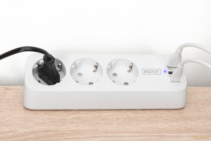 Listwa zasilająca biurkowa, 3 gniazda Schuko, 2x USB-A (2x 12W), 1x USB-C (30W) z zaciskiem na blat, kabel 1,5m, biała