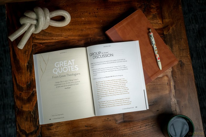 A Jesus-Shaped Life Bible Study Guide plus Streaming Video: How Biblically Sound Theology Deepens Our Relationship with God and Each Other (A Back Porch Theology Bible Study) - Lisa Harper [KSIĄŻKA]