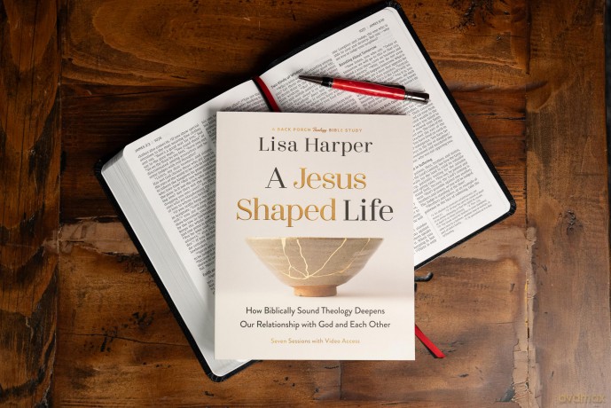 A Jesus-Shaped Life Bible Study Guide plus Streaming Video: How Biblically Sound Theology Deepens Our Relationship with God and Each Other (A Back Porch Theology Bible Study) - Lisa Harper [KSIĄŻKA]