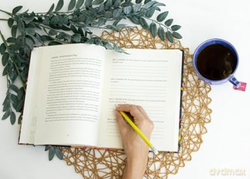 A Yearlong Journey Through the Bible: A 52-Week Bible Study for Dwelling in God's Word - Faith Words [KSIĄŻKA]