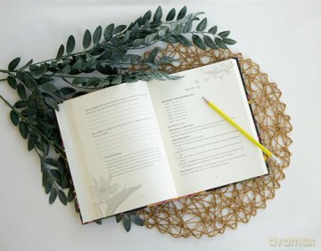A Yearlong Journey Through the Bible: A 52-Week Bible Study for Dwelling in God's Word - Faith Words [KSIĄŻKA]