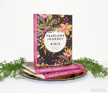 A Yearlong Journey Through the Bible: A 52-Week Bible Study for Dwelling in God's Word - Faith Words [KSIĄŻKA]