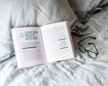 Awake and Alive: A 30-Day Challenge to Revive Your Faith (30 Daily Devotions) - The Perfect Christian New Year's Resolution Gift - Matt Chandler [KSIĄŻKA]