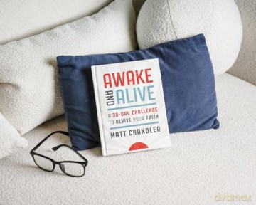 Awake and Alive: A 30-Day Challenge to Revive Your Faith (30 Daily Devotions) - The Perfect Christian New Year's Resolution Gift - Matt Chandler [KSIĄŻKA]