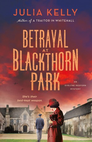 Betrayal at Blackthorn Park: A Mystery: 2 (Evelyne Redfern) - Julia Kelly [KSIĄŻKA]
