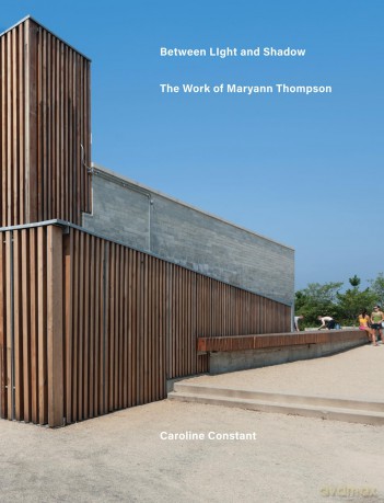 Between Light and Shadow: The Work of Maryann Thompson - Caroline Constant [KSIĄŻKA]